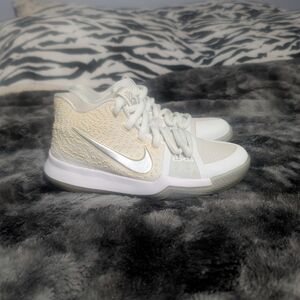 Nike Kyrie 3 "Ivory" Basketball Shoes Aka: the Summer Pack Size 5.5 (Women's 7)